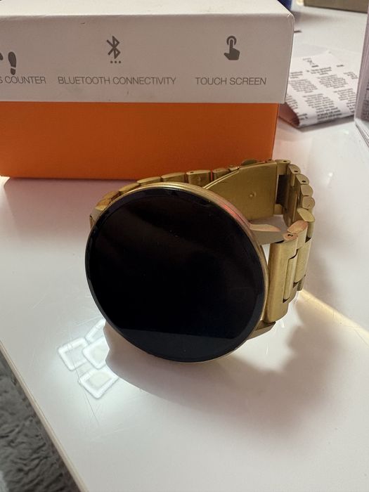 Златист смарт часовник Avon – почти нов, с кутия и зарядно