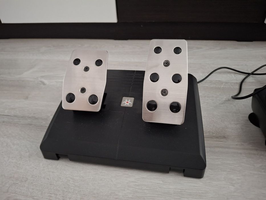 Playstation 4 pro + volan + jocuri