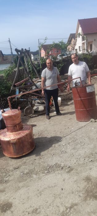 Vand un cazan de tuica din cupru alimentar are 200l