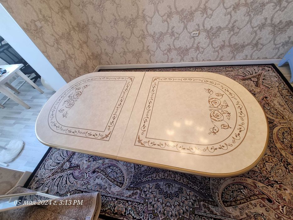 Стол обеденный большой.