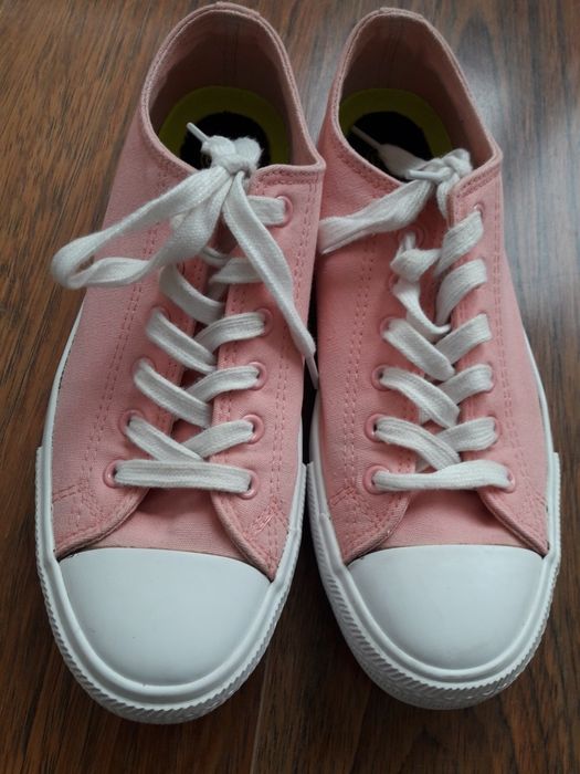 No 40 Цветни кецове