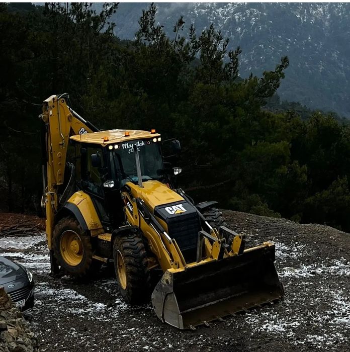 Экскаватор-погрузчик три в одном. Экскаватор-погрузчик.