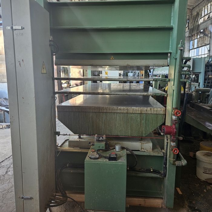 Топла преса за врати и фурнир с размери 2500мм. х 1300мм.