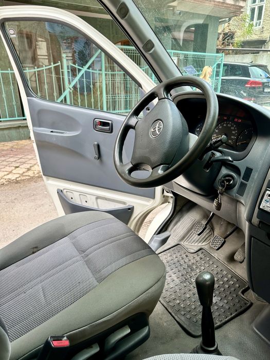 Товарен бус микробус Toyota Hiace D4D - от първи собственик