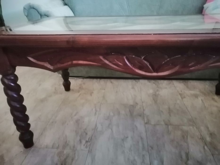 Масивна холна маса с дърворезба