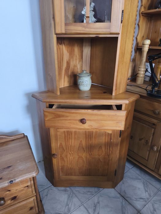 Etajera de colț din lemn de pin