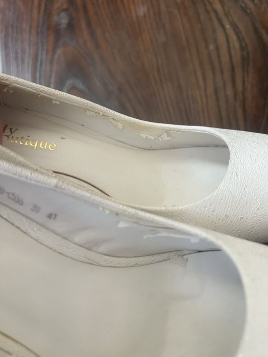 Продаются белые туфли