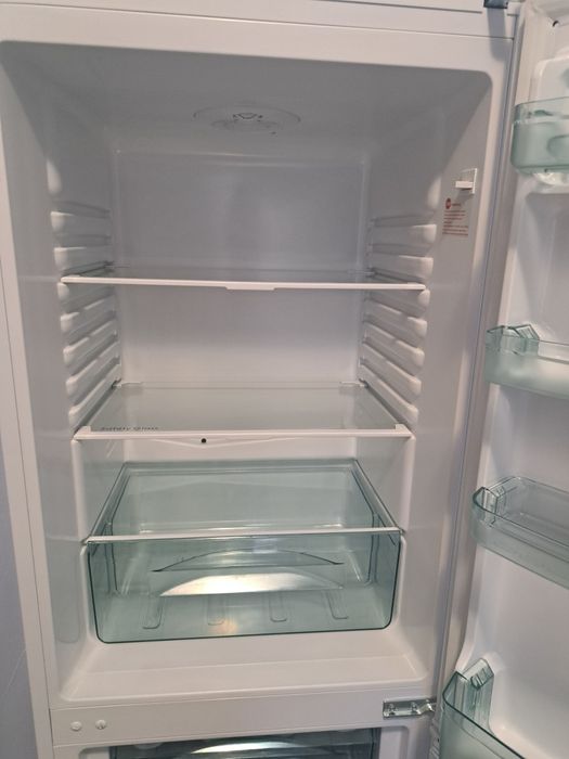 Frigider marca   OK   adus din Austria nou folosit 6 luni. Il vand pt ca am nevoie de unil mai mare clasa   A ++ consuma foarte putin.
