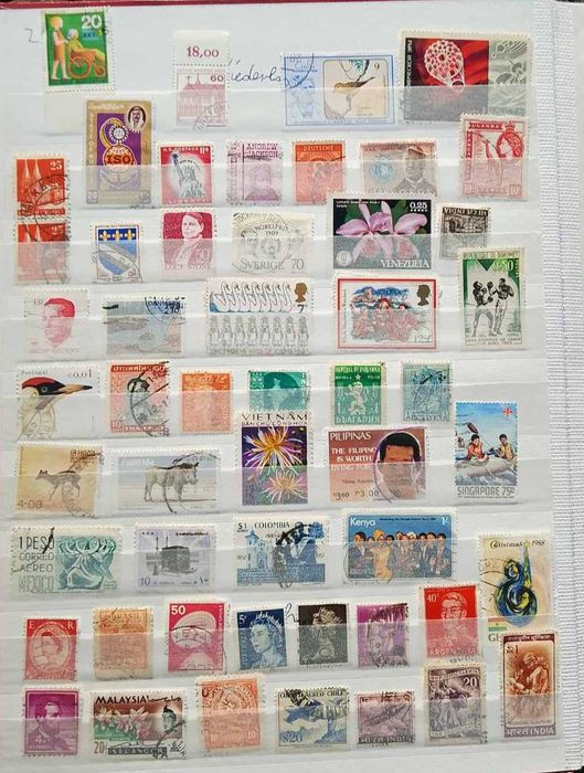 Класьор с над 400 бр. пощенски марки .