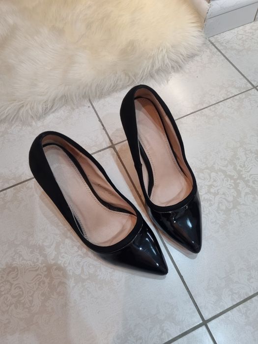Stiletto negri lac si piele intoarsa