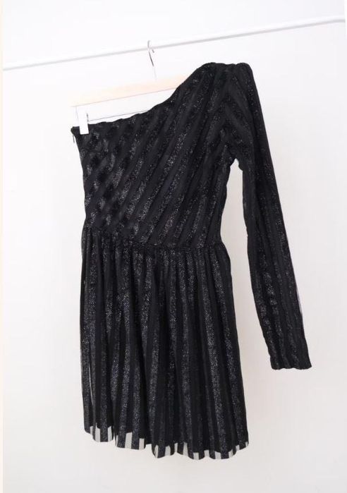 Черна рокля с едно рамо