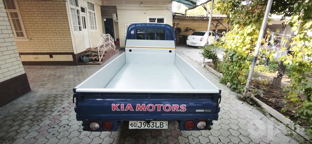 Kia bongo sotiladi