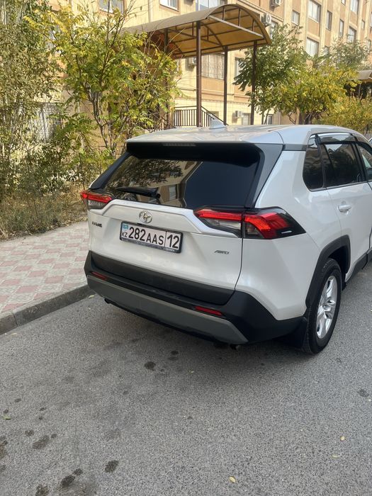 Тойота рав 4 2021' года