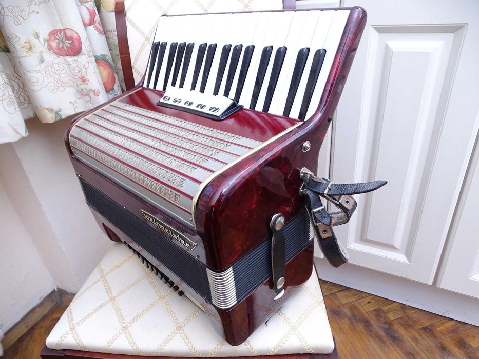 Много запазен стар акордеон Велтмайстер 48 баса