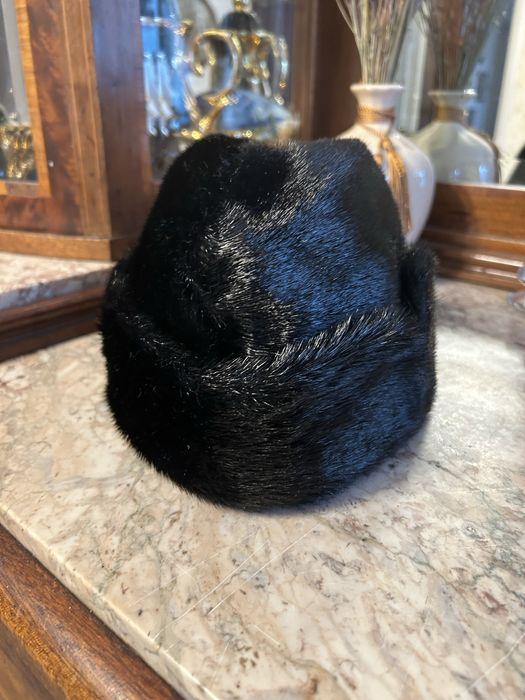 Caciula barbateasca blana foca neagra