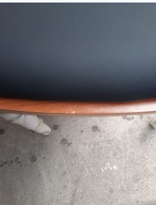 Продается чёрный стул