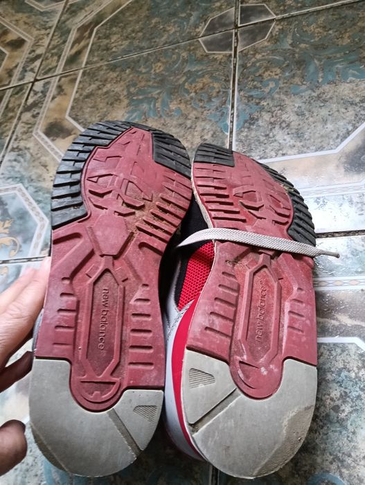 Vând adidași new balance