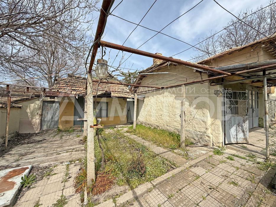 Продава автентична селска къща с кладенец в с. Памукчии, общ. Нови пазар (обл. Шумен).