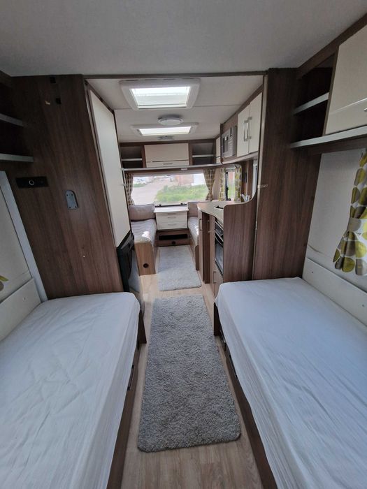Rulota Venus 550 2016 | 4 locuri | 2 Zone| Paturi separate | Mover | Cort mare |