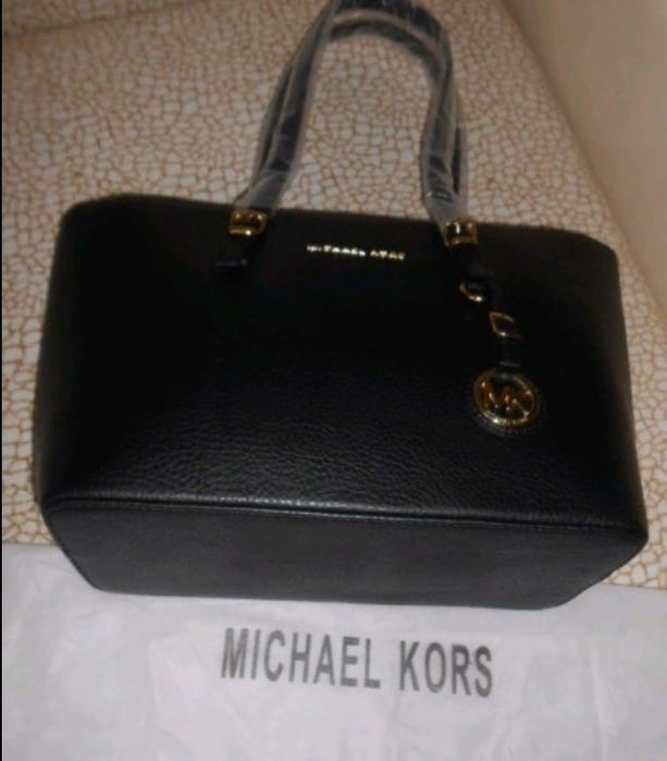 Geanta Michael Kors classic, logo metalic, saculet, etichetă