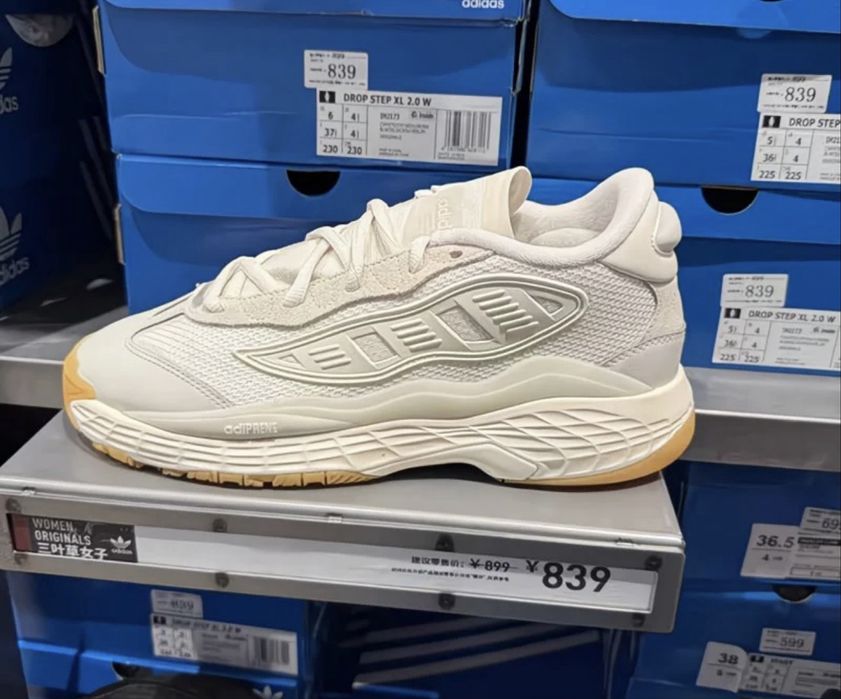 Продам кроссовки Адидас