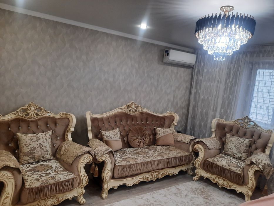 Продам диван с двумя креслами в отличном состоянии.