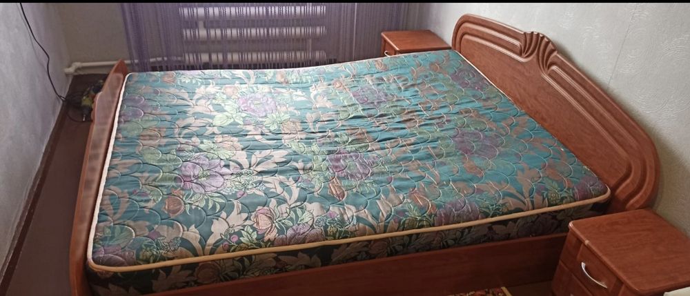 Двуспальная кровать с матрасом