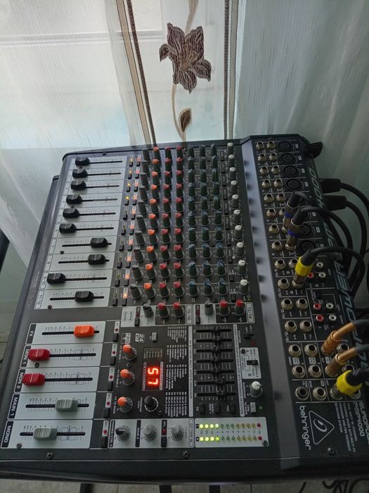 Vind mixer activ behringer pmp 4000. Putere 800 Wati. Preț negociabil.
