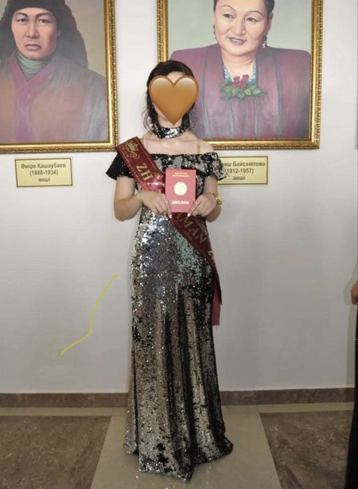 Платье с поеткой очень красивое