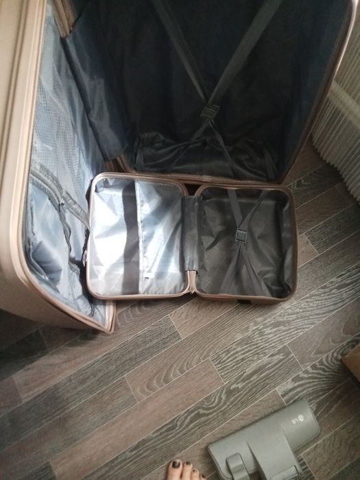 Чемодан дорожный на калесах