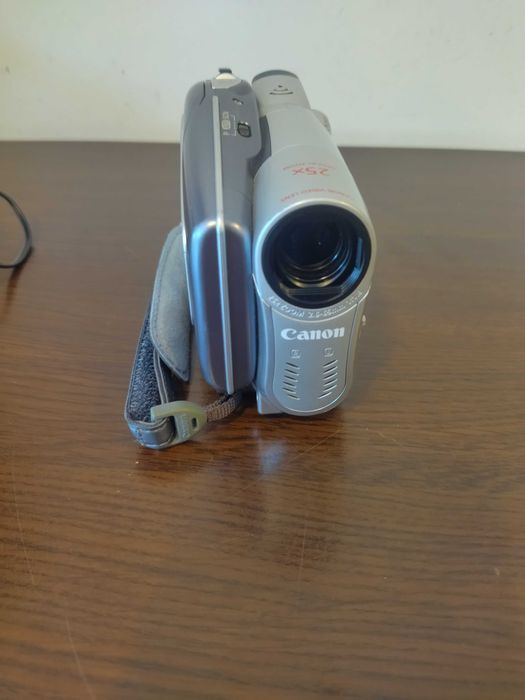 Продавам DVD видео камера Canon DC100