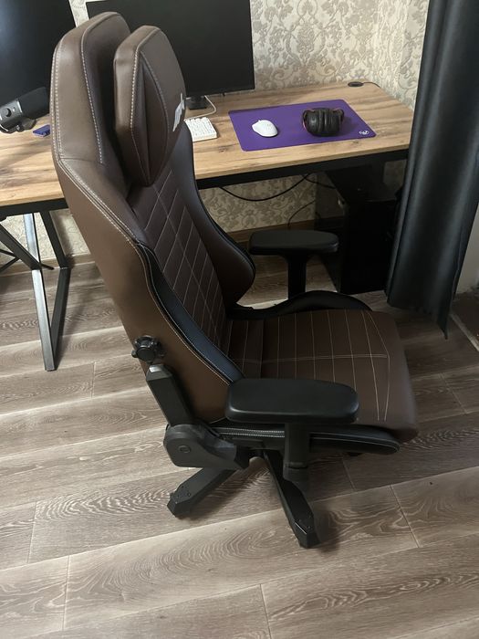 Игровое кресло dxracer