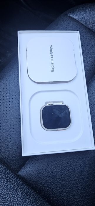 Прпдавам  часовник и слушалки на APPLEE