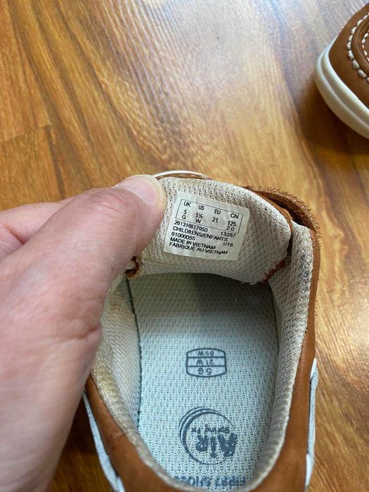 Детски обувки Clarks, Размер 21. 35 лева.