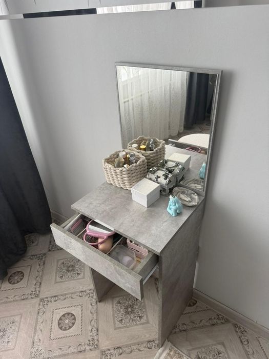 Продам женский столик для косметики  (трюмо).