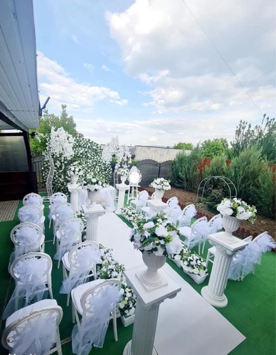 vand 18 scaune albe chiavary