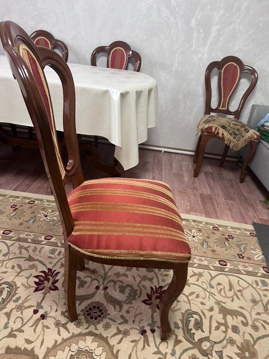 Стол студия в гостиной