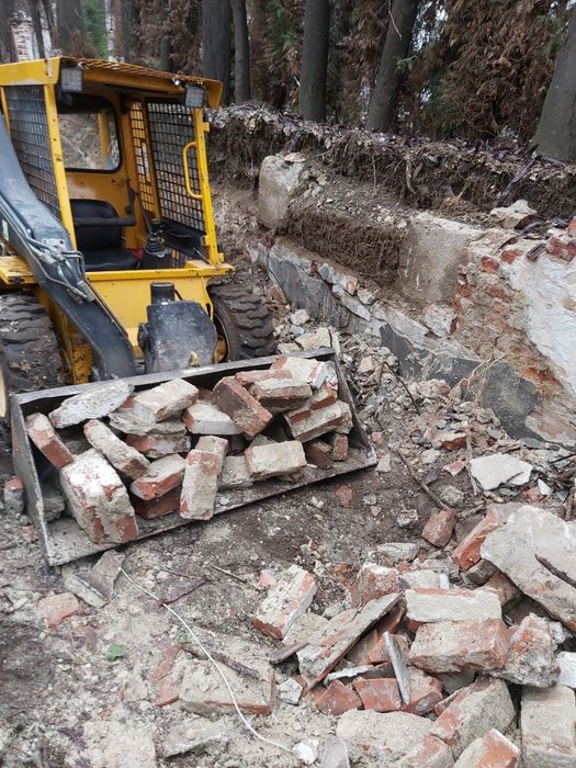 Lucrari bobcat demolari nivelari teren transport moloz