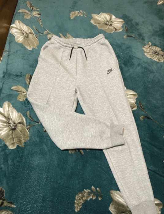Pantaloni nike tech