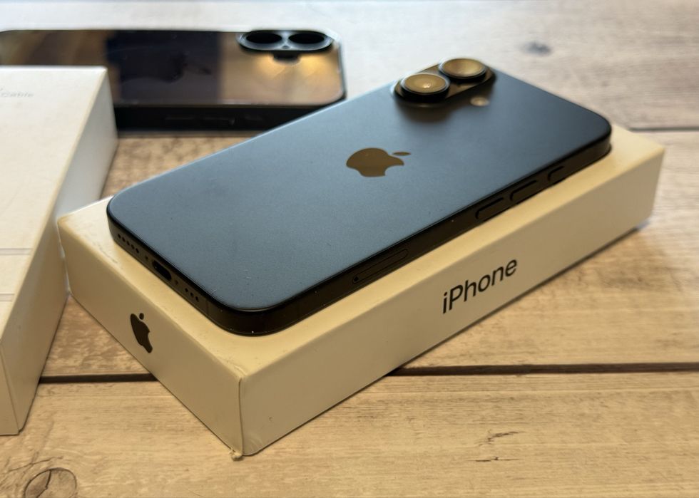 iPhone 16 - 128GB, Black - stare foarte bună, 93% sănătate baterie