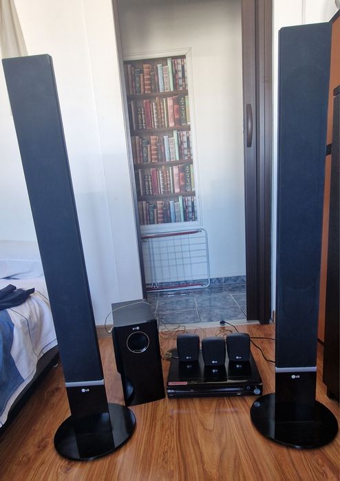 LG Sistem audio 5.1 echipat cu DVD player.