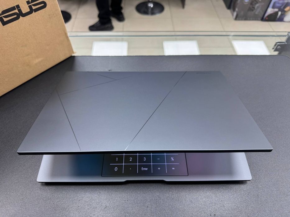 Asus zenbook kampyuter ideal holatda  aybi yo'q