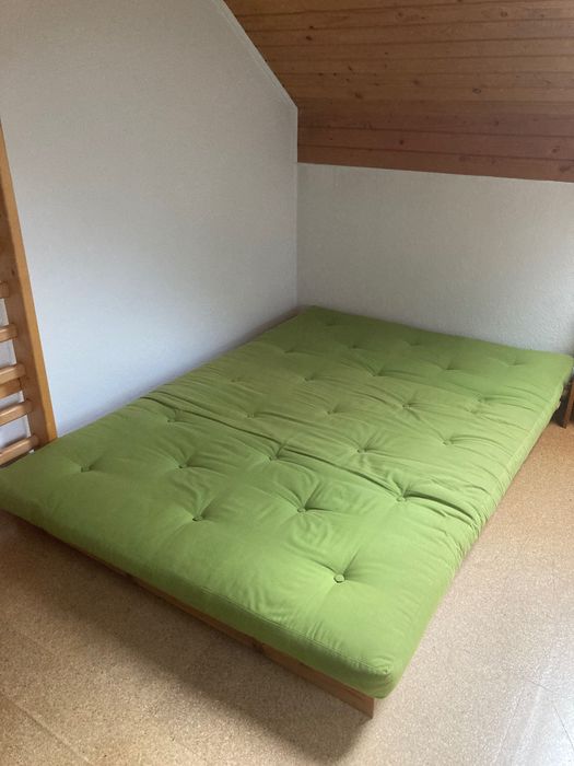 Vând canapea extensibila, de tip futon, cu 2 locuri, aproape nouă, nefolosită