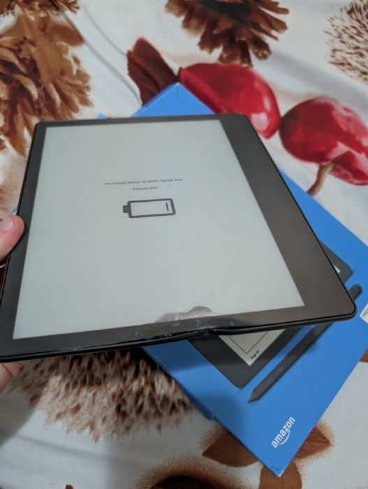 Vând tabletă kindle scribe pentru piese