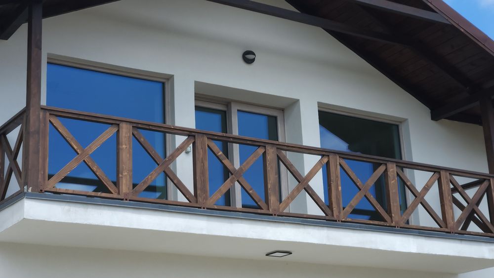 Balustrade de exterior din lemn masiv.
