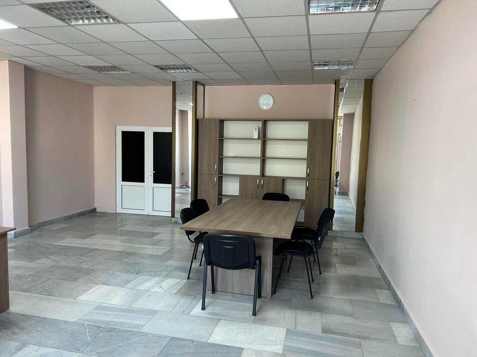 Продавам офис обзавеждане