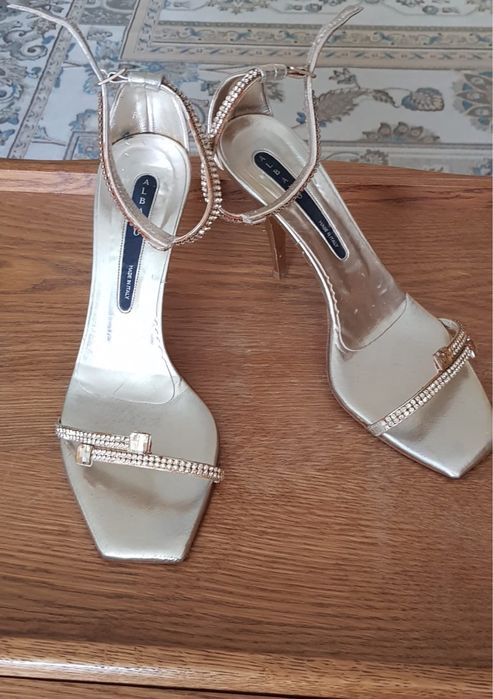 Босоножки золотые