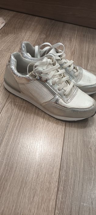 Дамски спортни обувки