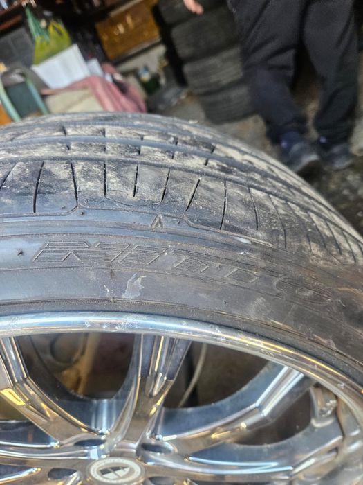 Продам резину вместе с дисками размет 245/35R20