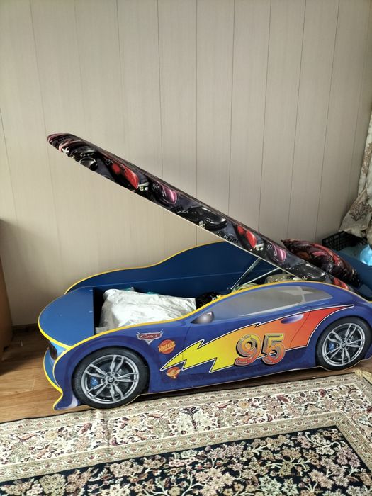 Кровать и стол детские